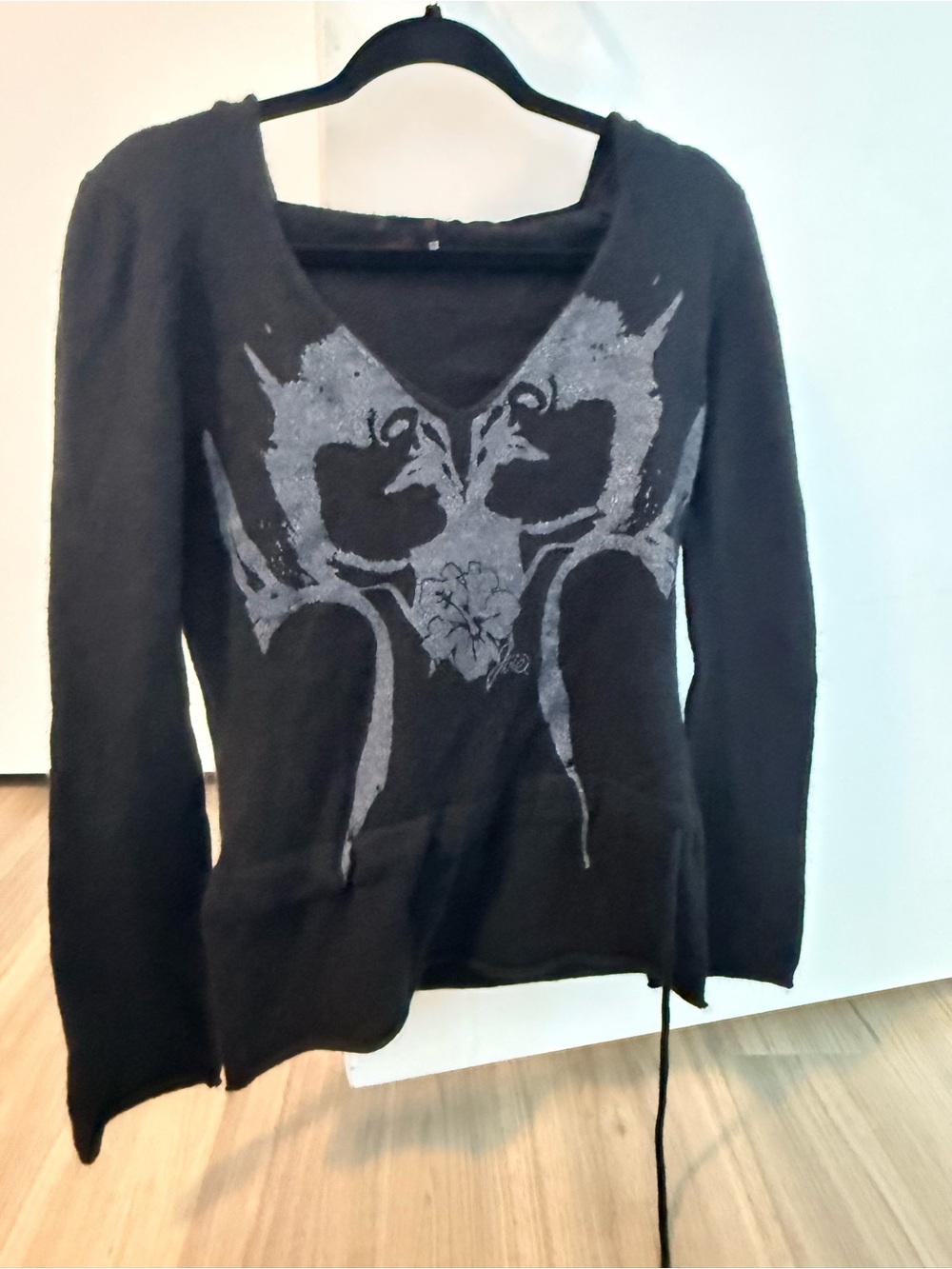 ETE Black V-Neck Sweater with Gray Graphic